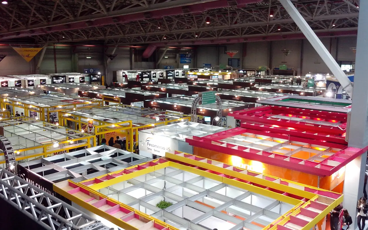 展示会のブースに人が集まらない